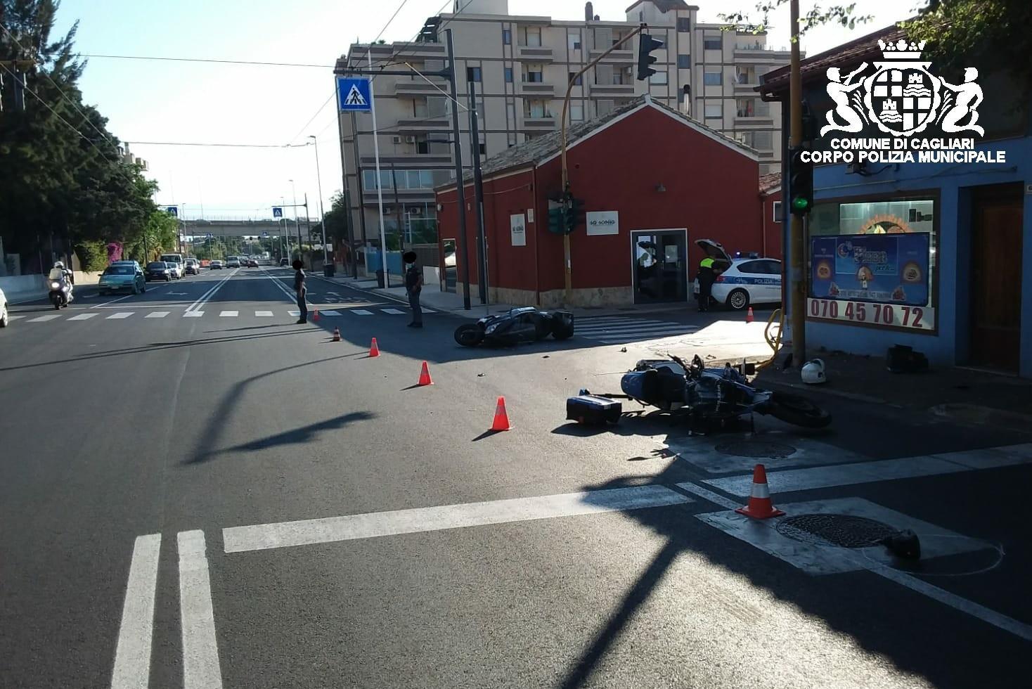 Scontro tra uno scooter e una moto della polizia a Cagliari, conducenti feriti 