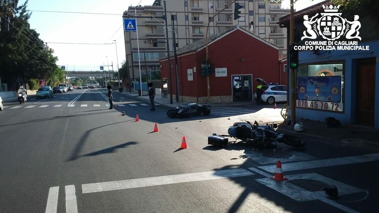 Scontro tra uno scooter e una moto della polizia a Cagliari, conducenti feriti 