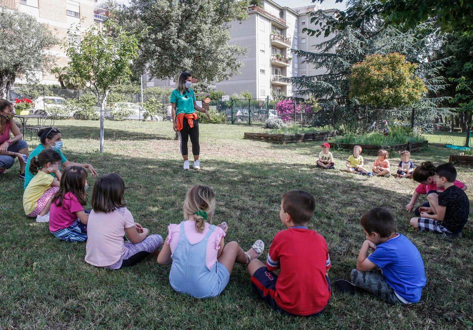 Bambini durante un campo estivo all’aperto