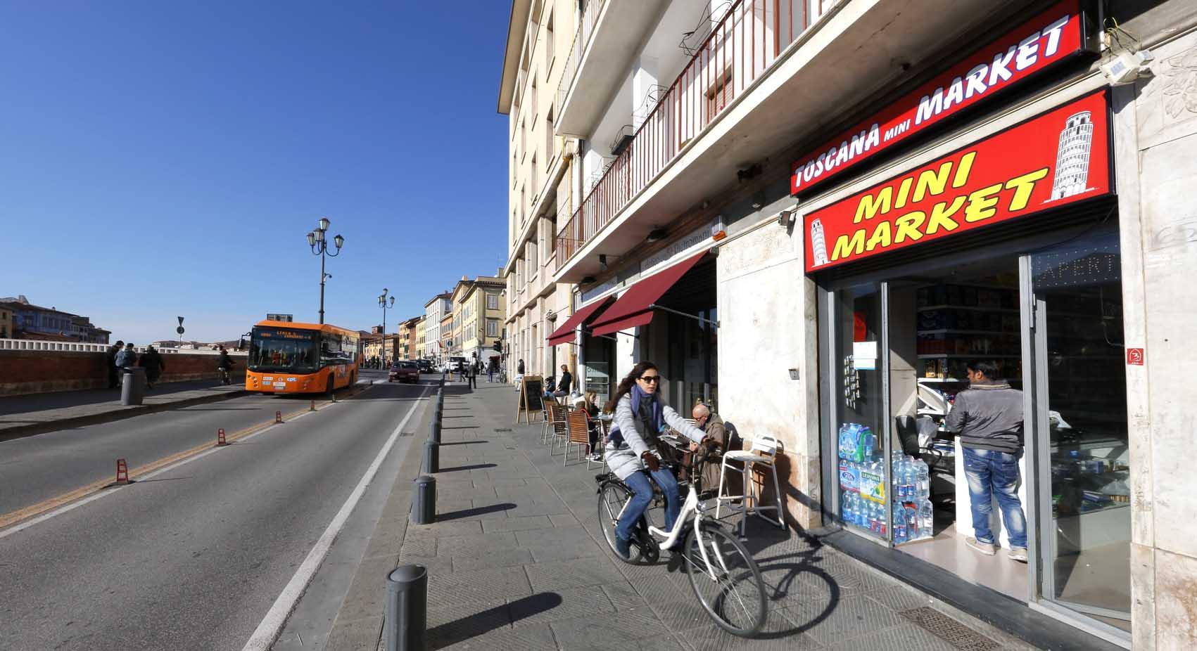 Movida a Pisa, scatta la rivolta dei minimarket: ci sentiamo discriminati e penalizzati 