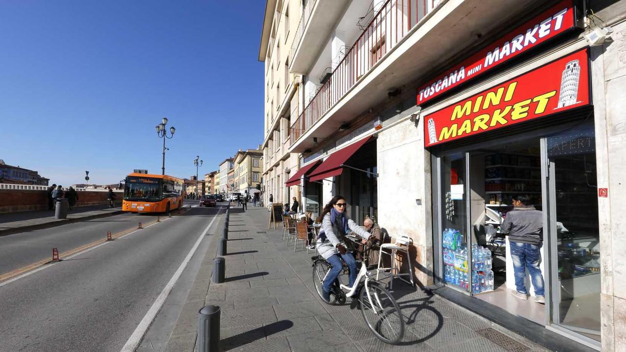 Movida a Pisa, scatta la rivolta dei minimarket: ci sentiamo discriminati e penalizzati