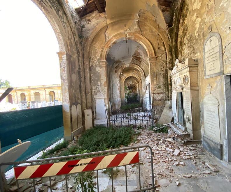 Cimitero-vergogna. Crolli, transenne, cumuli di macerie: da troppi anni così 