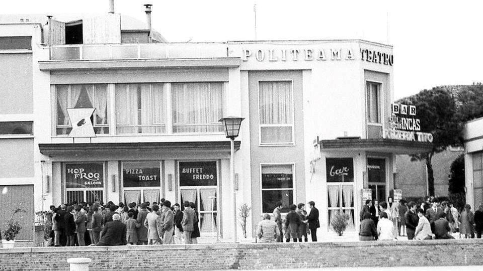 Giovani all’ingresso dell’Hop Frog sul lungomolo a Viareggio
