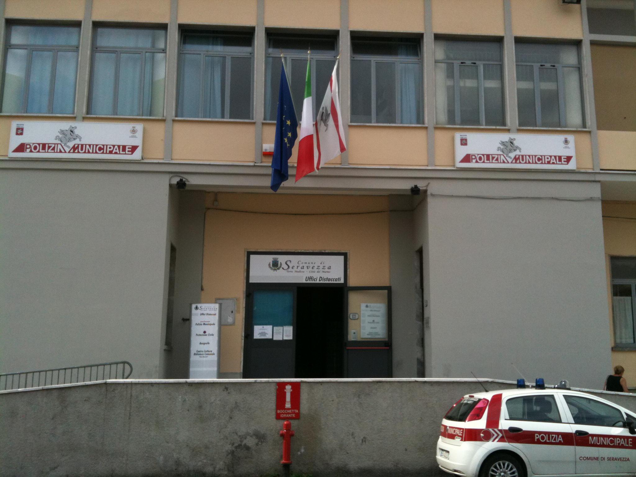 Il comando della polizia municipale a Seravezza