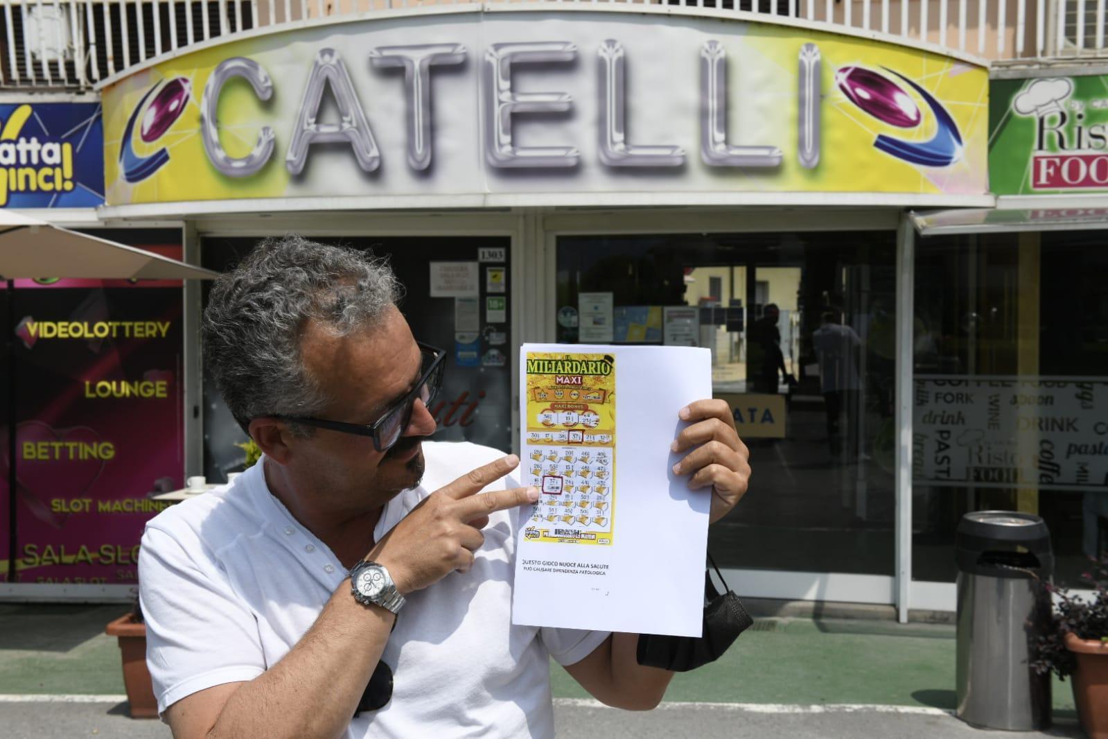 Il titolare di Catelli mostra copia del biglietto vincente (Foto Sernacchioli)