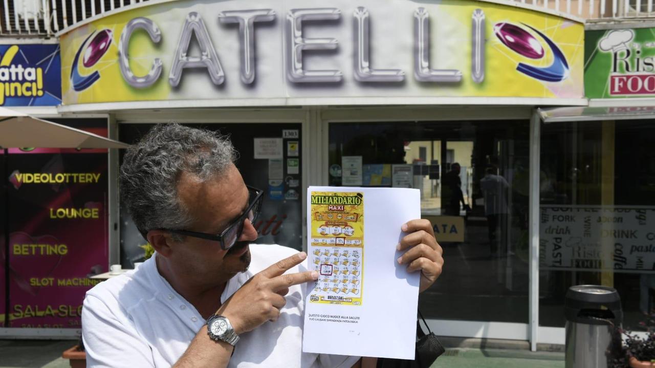 Il titolare di Catelli mostra copia del biglietto vincente (Foto Sernacchioli)