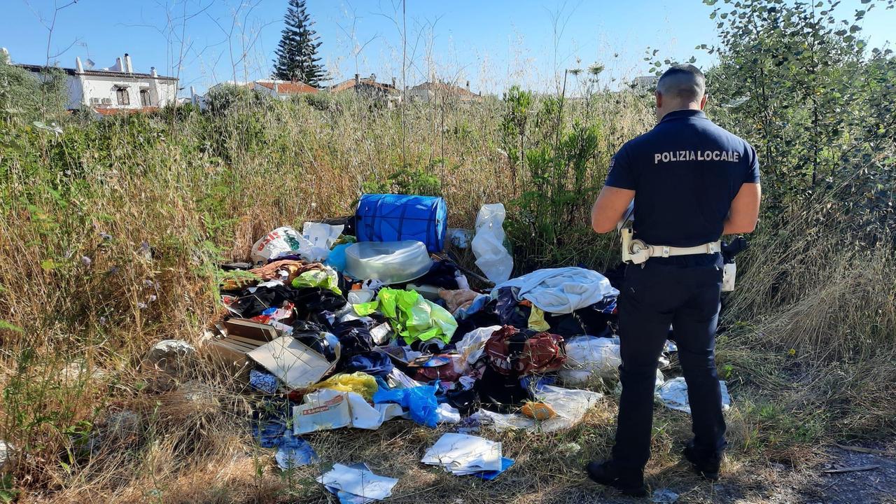 Sassari, rifiuti: con le foto-trappole scoperti 76 incivili e una discarica a Sant'Orsola
