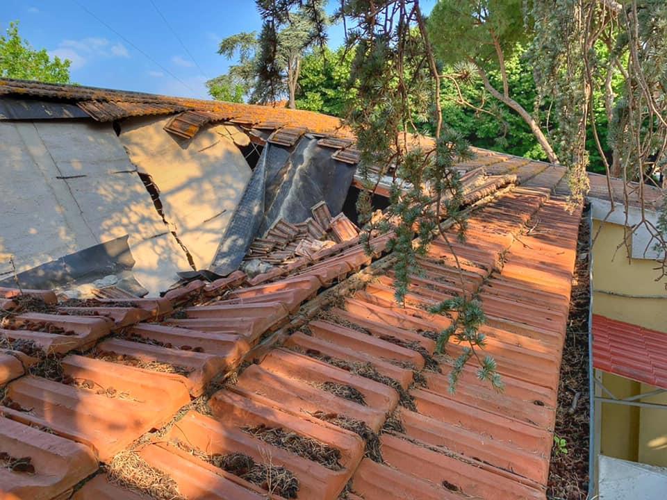 Il tetto dello stabile (foto dal profilo Fb del sindaco Vivarelli Colonna)