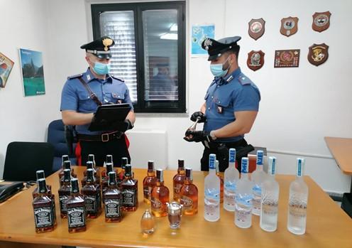 Gli alcolici e i profumi rubati dal 49enne romeno e sequestrati dai carabinieri