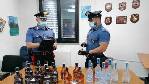 Gli alcolici e i profumi rubati dal 49enne romeno e sequestrati dai carabinieri