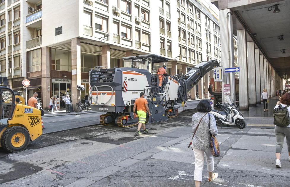 Ruspe in via Grande, traffico su una corsia: due settimane di lavori per asfaltare la strada 