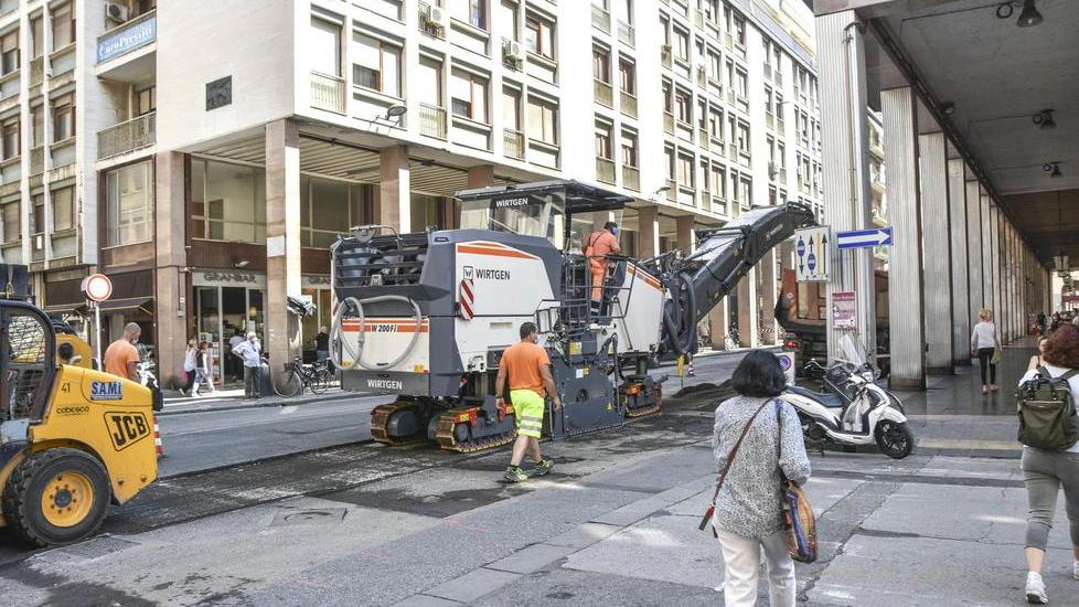 Ruspe in via Grande, traffico su una corsia: due settimane di lavori per asfaltare la strada