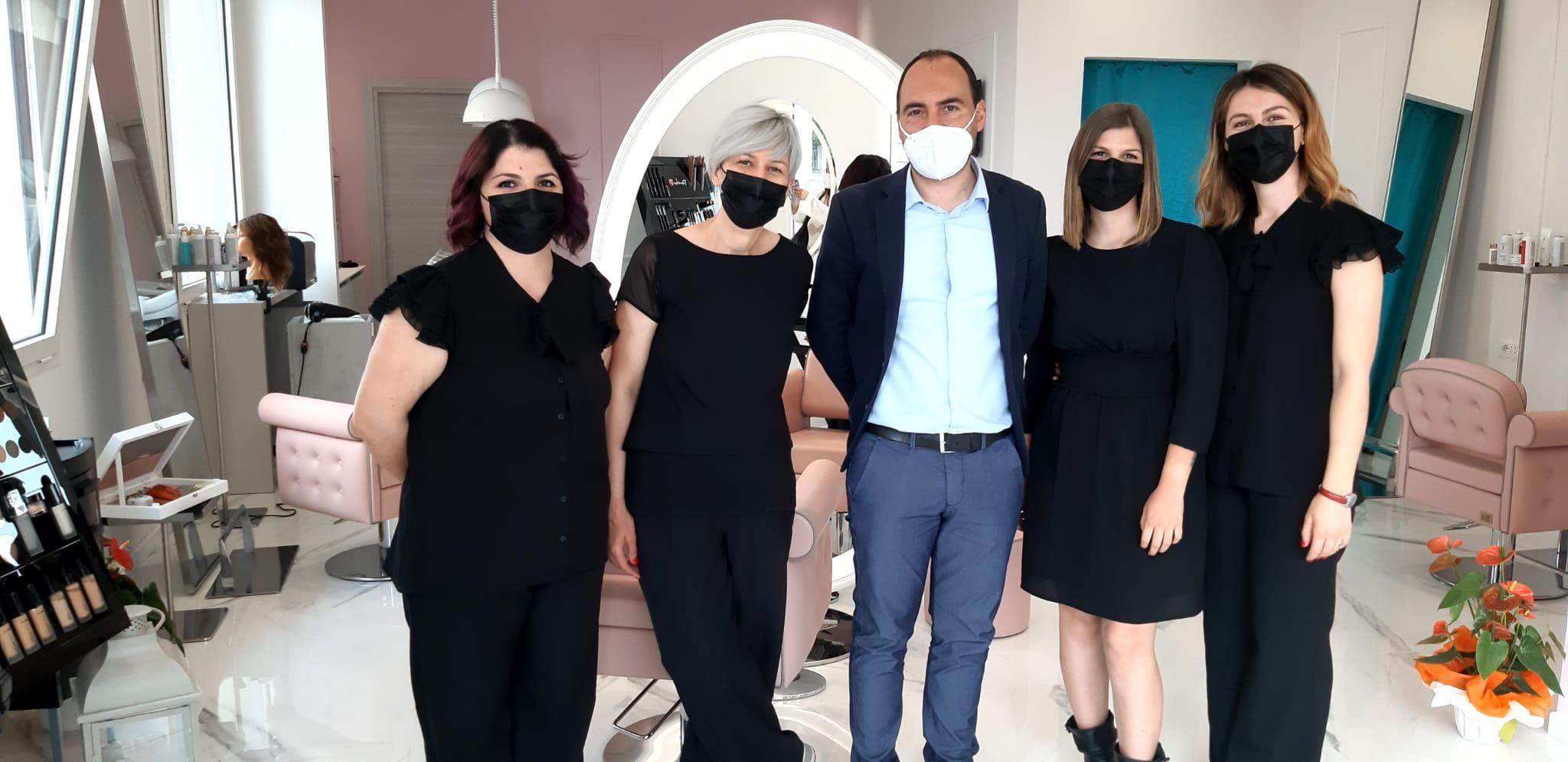 Claudia Dabizzi (seconda da sinistra) con Calamai e le tre dipendenti