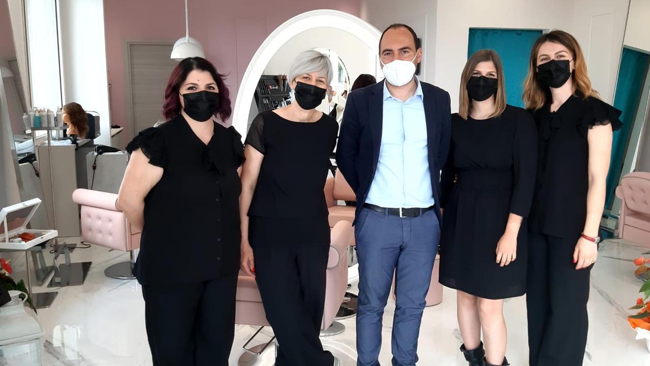 Claudia Dabizzi (seconda da sinistra) con Calamai e le tre dipendenti