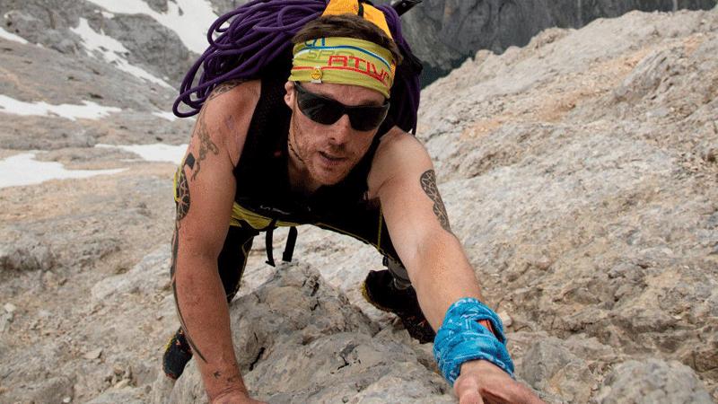 Andrea Lanfri atleta paralimpico durante la salita al corno Grande del Gran sasso (foto di Ilaria cariello)