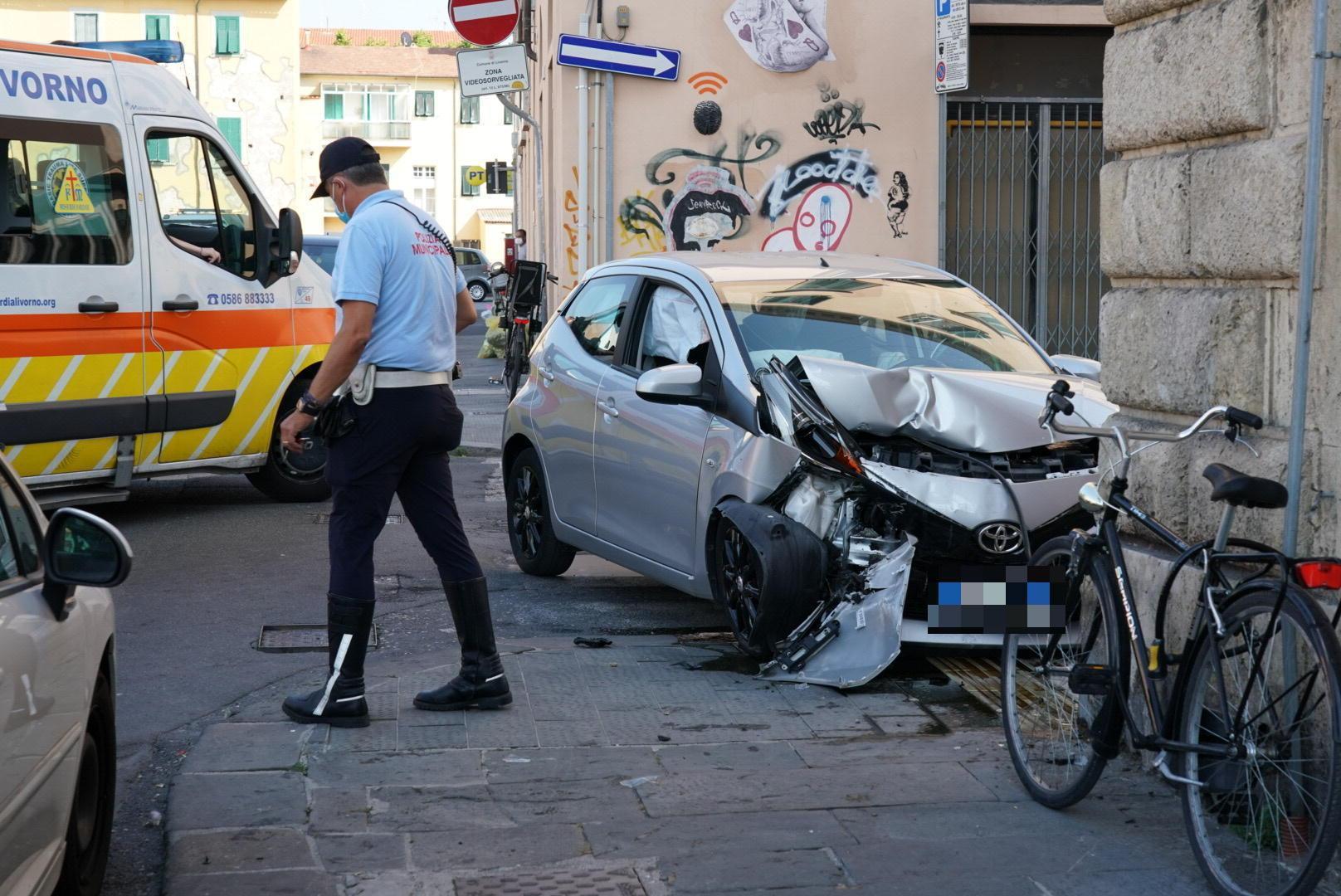 L'auto dopo lo schianto (foto Franco Silvi)