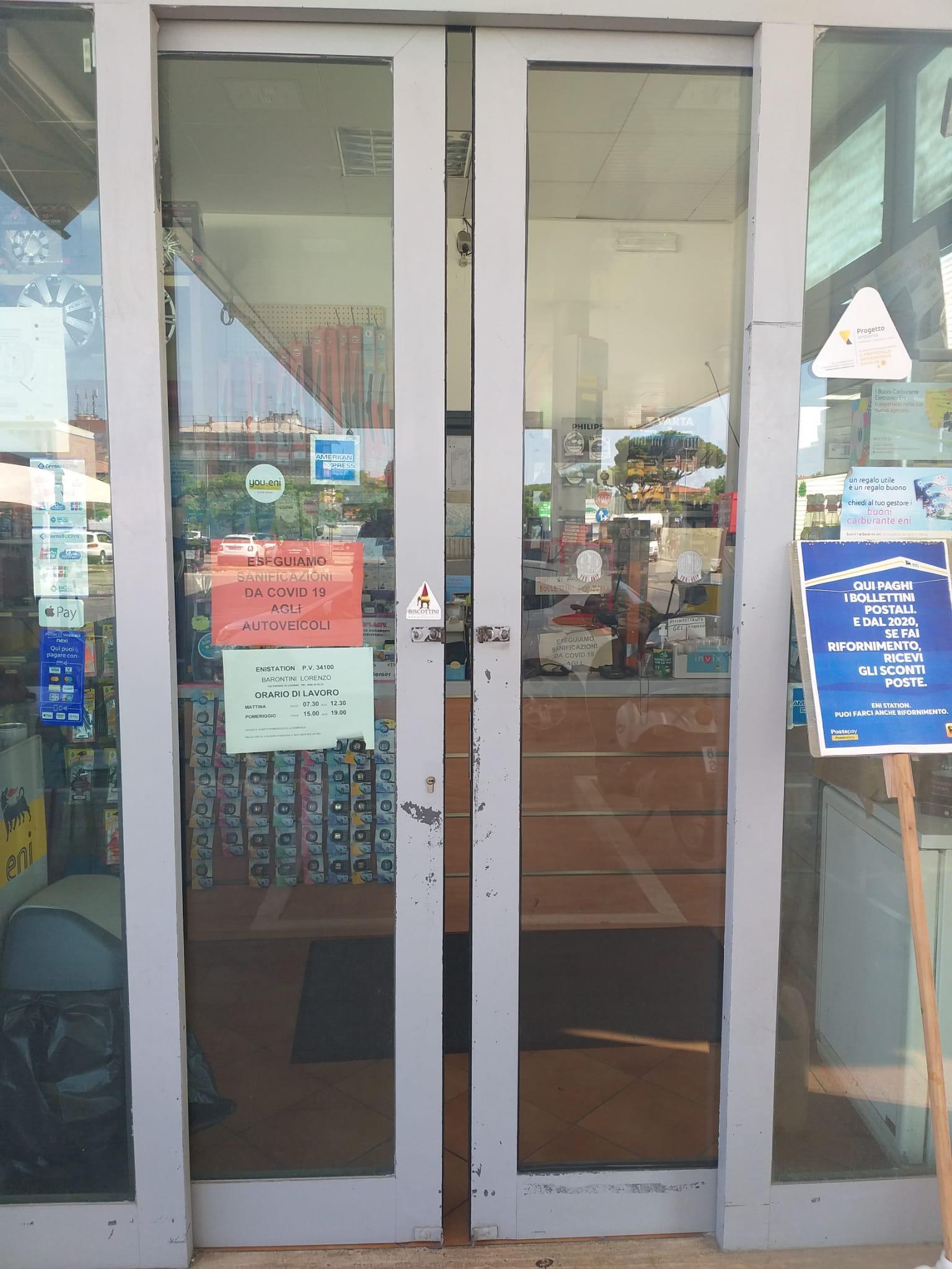 I segni visibili dei danni sulla porta riparata