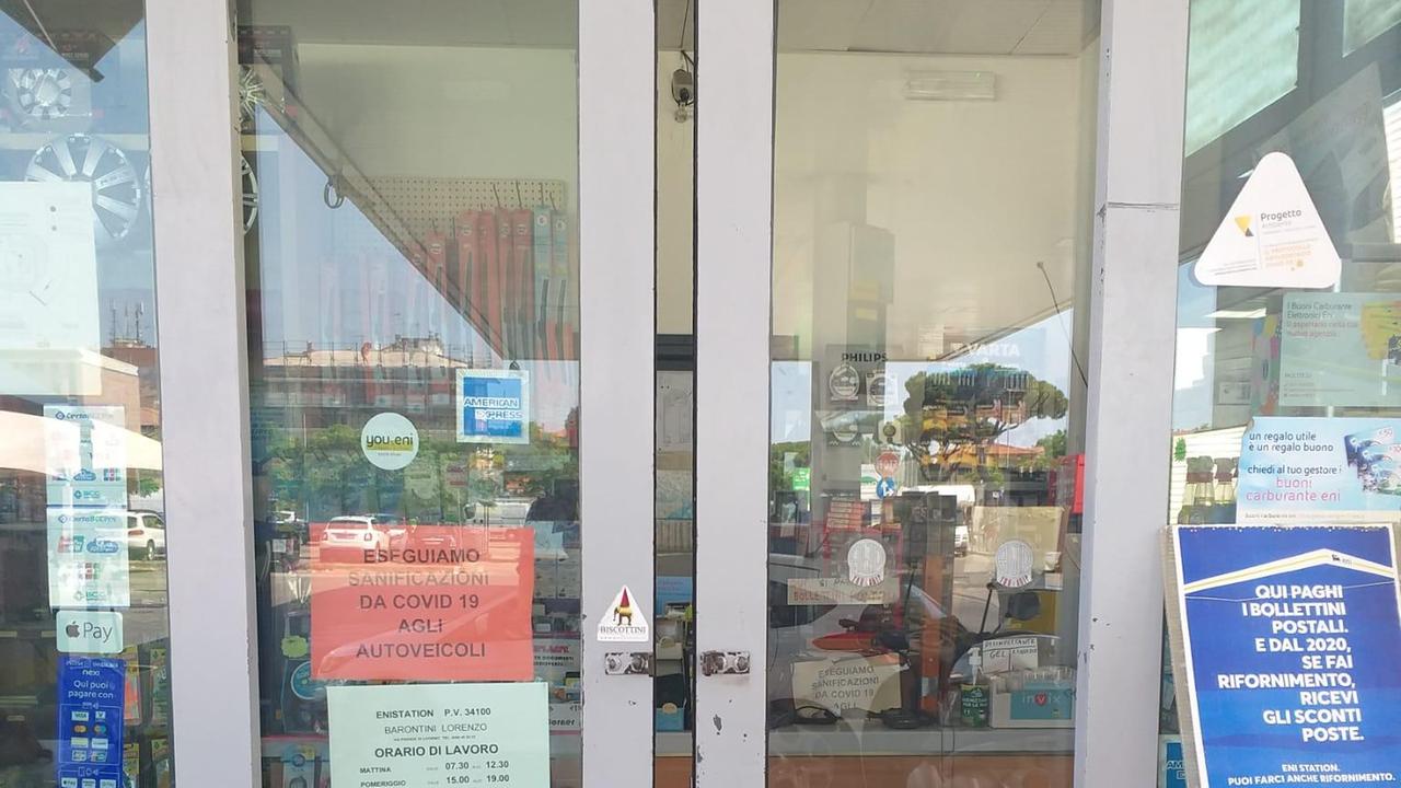 I segni visibili dei danni sulla porta riparata