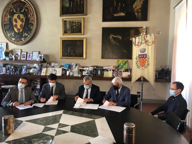 La firma del protocollo d'intesa in Comune
