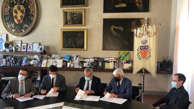 La firma del protocollo d'intesa in Comune