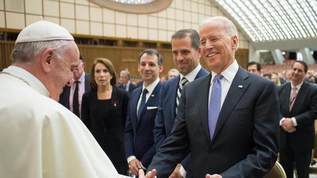 Vaticano ai vescovi Usa, 'non negate comunione a Biden'