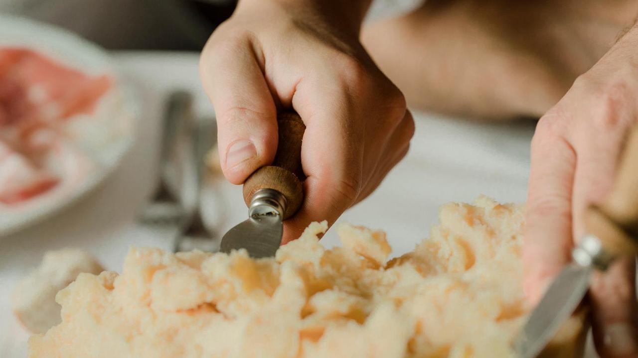 Parmigiano Reggiano, annullati dazi Usa: "Eliminata la ritorsione di Trump sull'Europa"