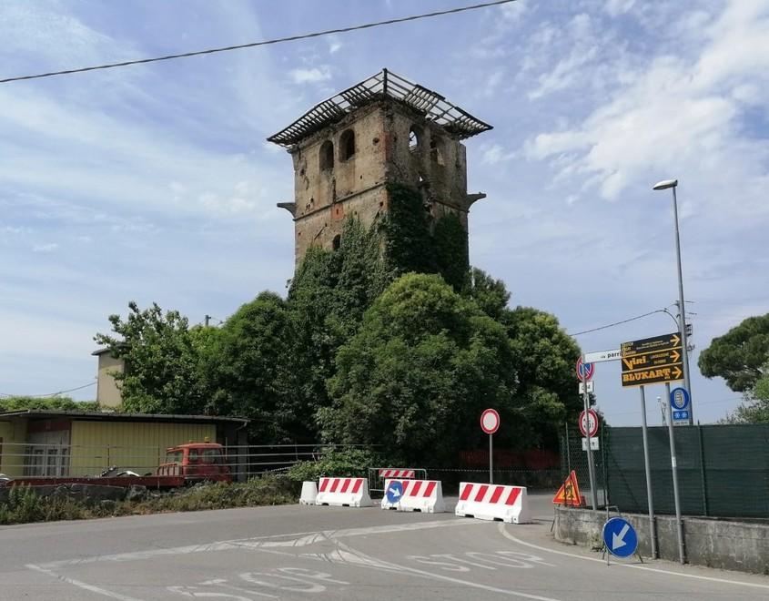 La torre pericolante del Molinaccio e la strada chiusa in direzione del ponte degli Alberghi