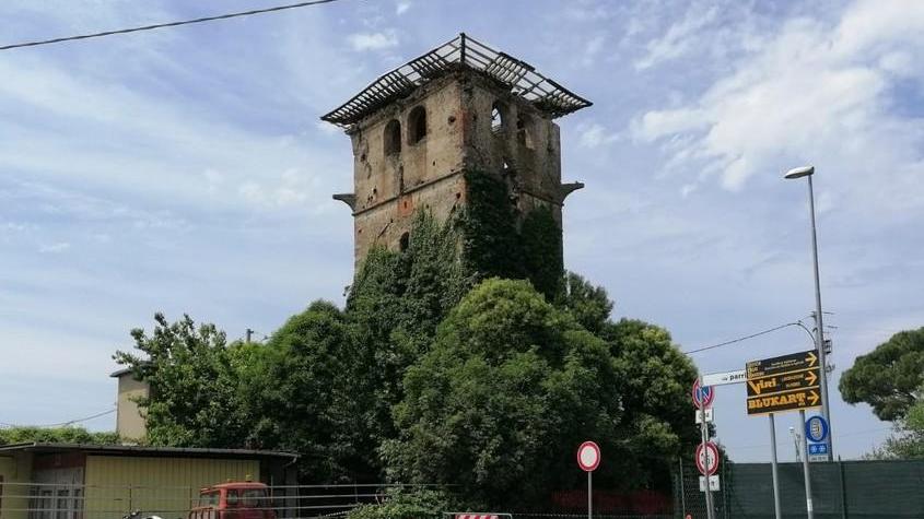 La torre pericolante del Molinaccio e la strada chiusa in direzione del ponte degli Alberghi
