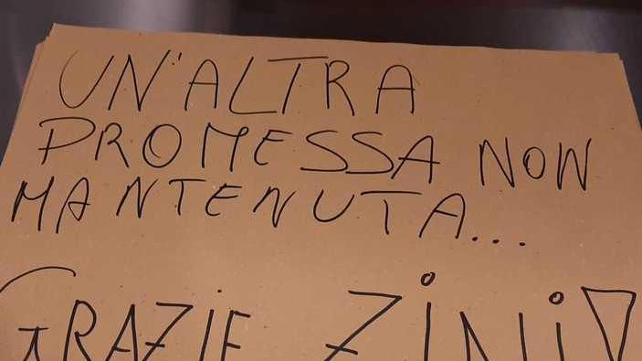 Stop al traffico solo dalle 19 «Da oggi chiudo il ristorante»
