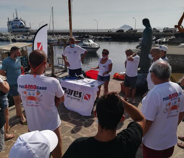 Tre quintali di rifiuti raccolti in spiaggia e sui fondali 