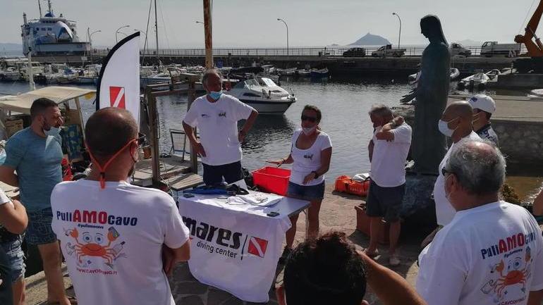 Tre quintali di rifiuti raccolti in spiaggia e sui fondali