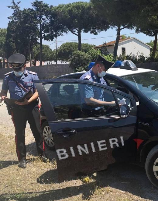 Ruba nell’auto in sosta e cerca di scappare Finisce ai domiciliari 
