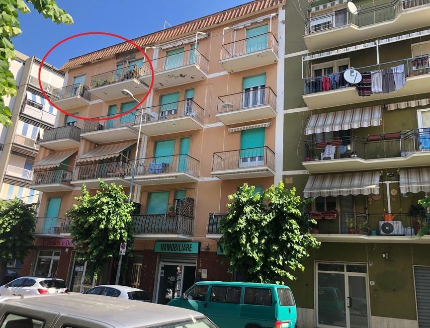 Scricchiolii, crepe e alla fine crolla il solaio Quattro famiglie evacuate in via Litoranea 