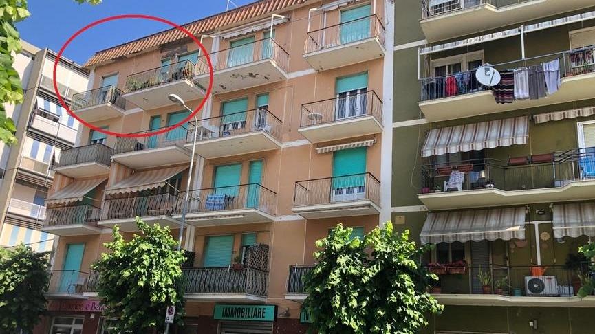 Scricchiolii, crepe e alla fine crolla il solaio Quattro famiglie evacuate in via Litoranea