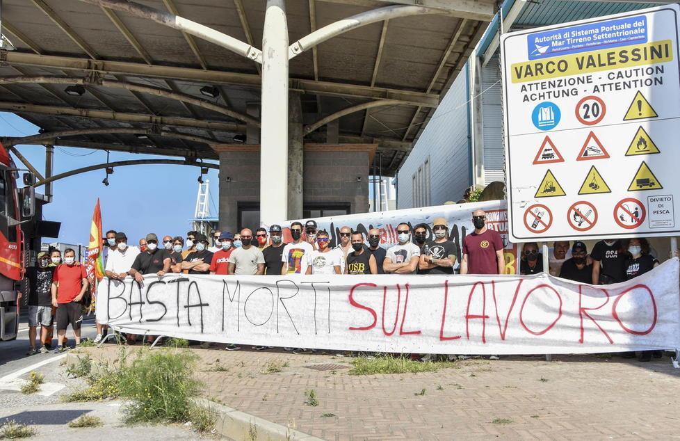 «Alt alle morti sul lavoro» Sciopero Usb in porto per chiedere sicurezza 