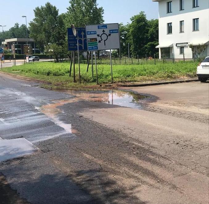 Dopo la pulizia dei tombini acqua nera di nuovo in strada