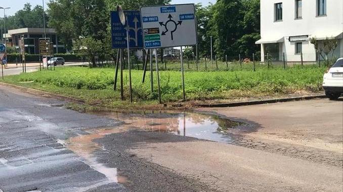 Dopo la pulizia dei tombini acqua nera di nuovo in strada