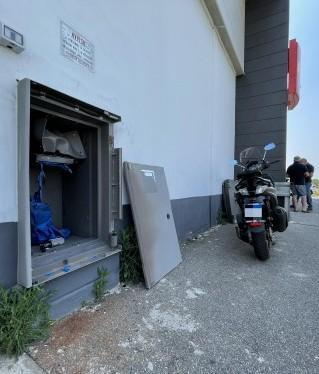 Fanno saltare in aria col gas la cassa continua 