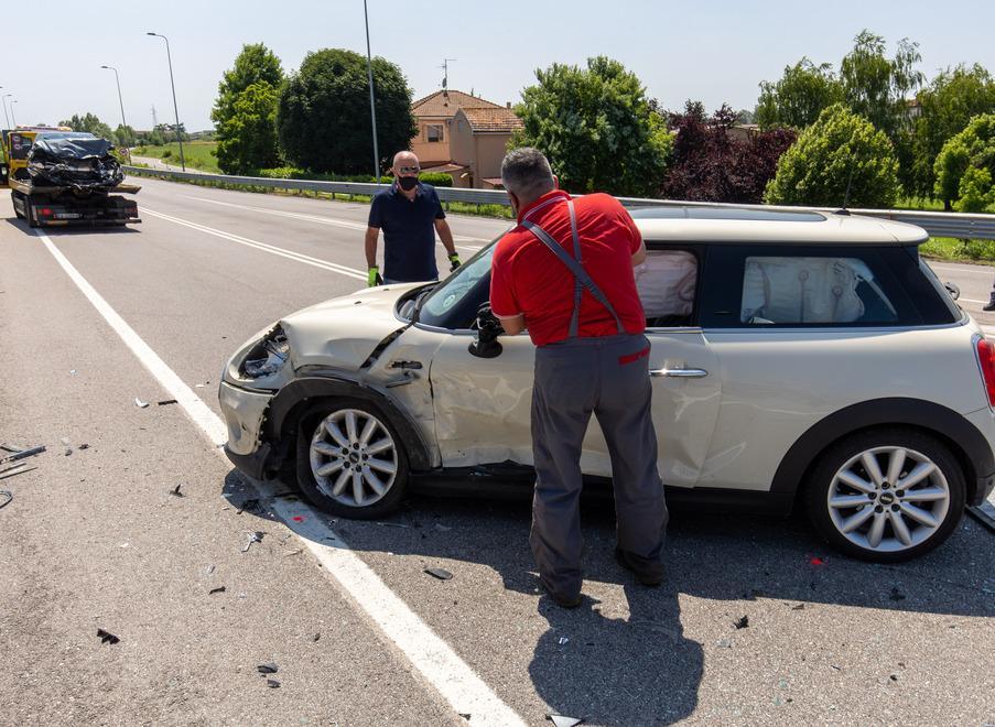 Manovra azzardata provoca un frontale Sono due i feriti 