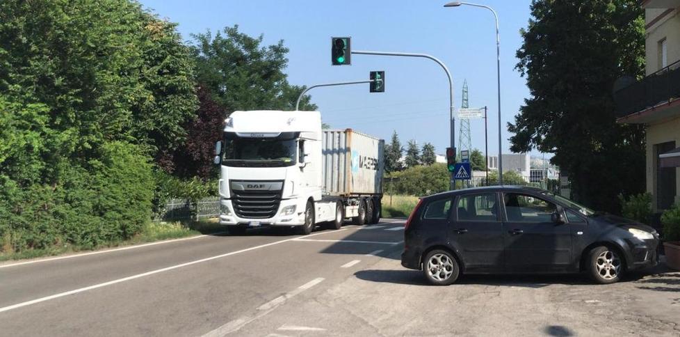 «Le auto in sosta sono pericolose, fate qualcosa» 