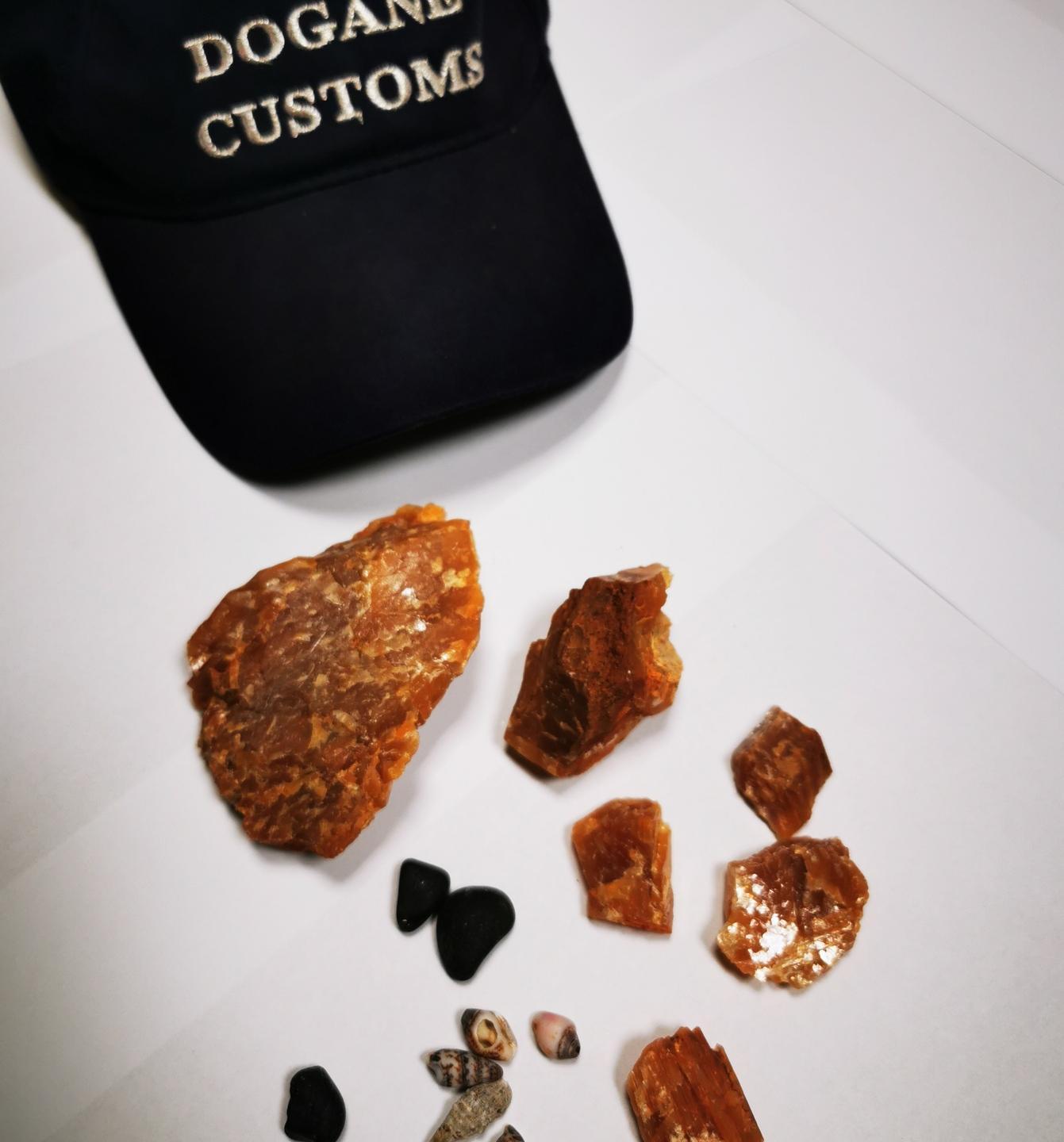 Ciottoli marini dentro la valigia multato un turista americano