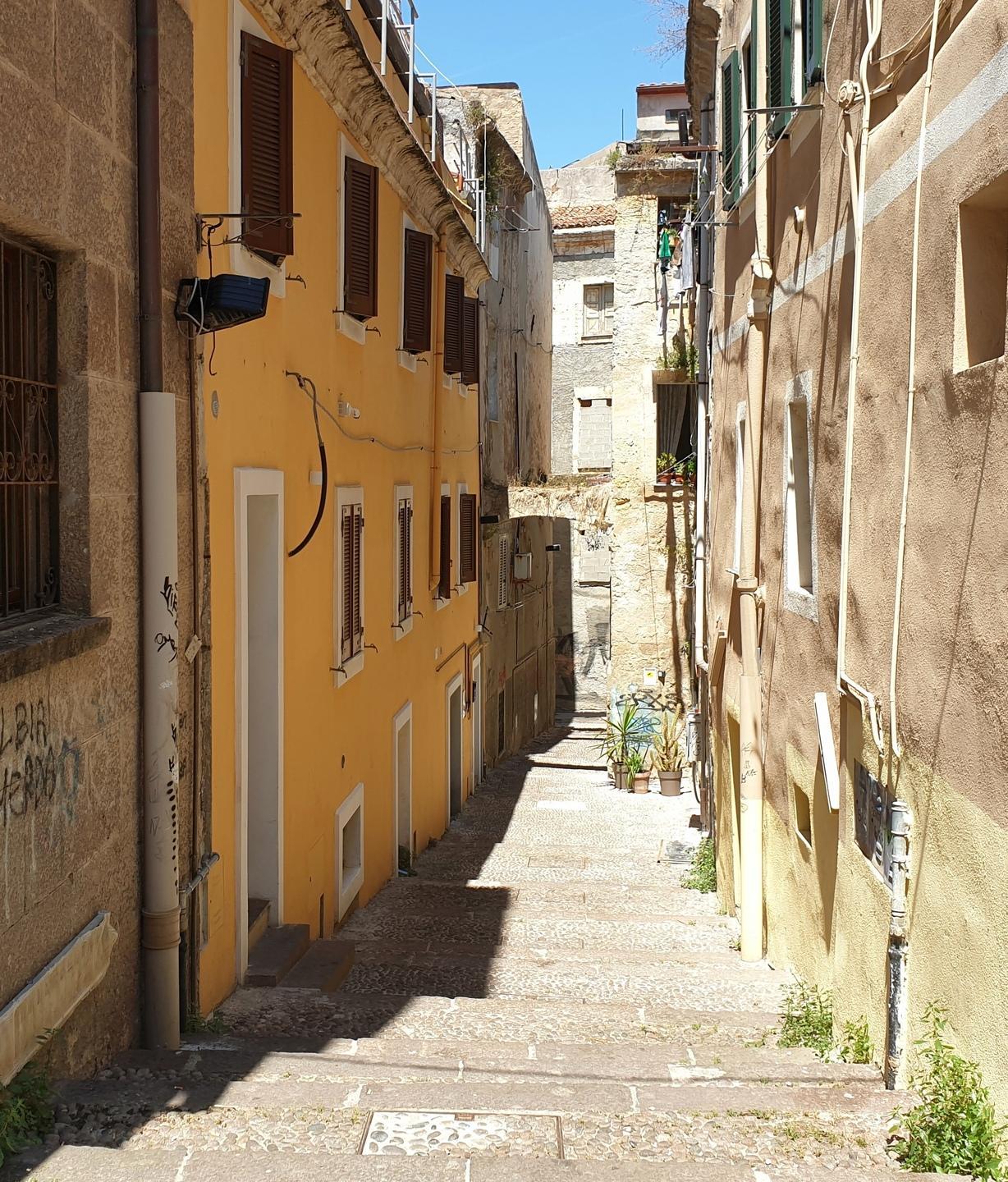 «Mi hanno rotto lo specchietto, ma le famiglie dove sono?»
