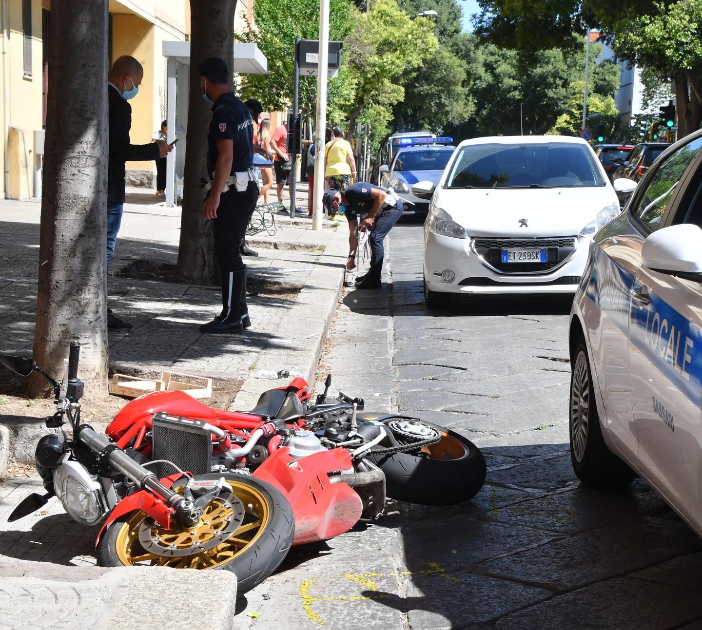 Contro l’albero dopo lo schianto: è grave 