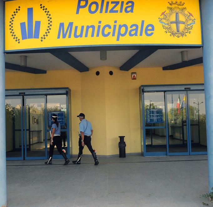 Modena Est. Ubriaco ruba due bicchieri e insulta gli agenti: arrestato 