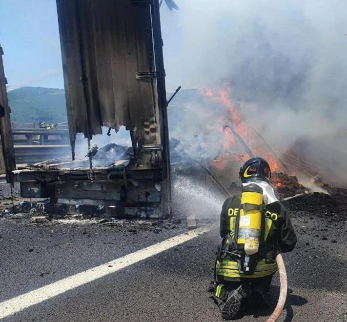 Italia divisa in due da un tir A1 chiusa, dodici ore in coda 