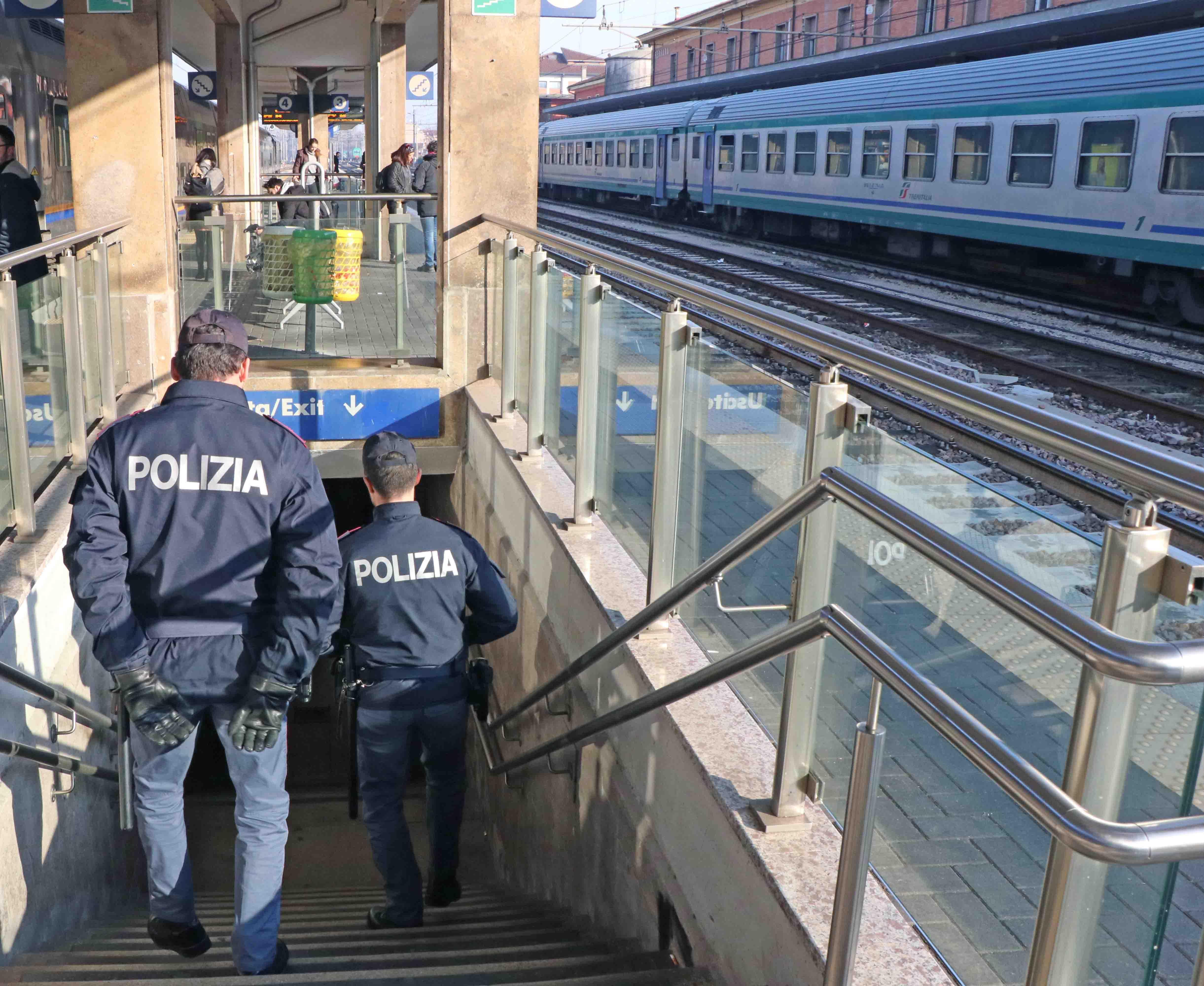 Livorno, sul treno con martello e coltellini: denunciato un uomo di 58 anni 