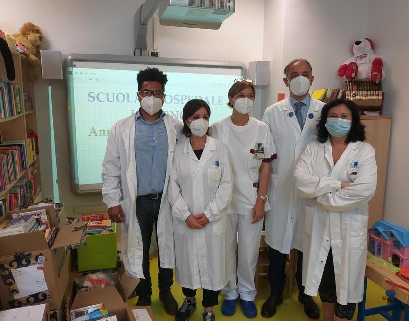 Il primario Roberto Danieli con la coordinatrice infermieristica Elena Wust e gli insegnanti Luciano Zocchi, Tania Corrias e Rosalba Bruna
