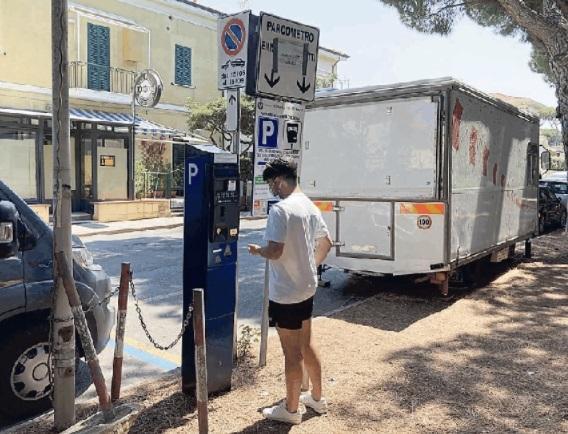 A Cecina stalli tornati blu, i cittadini: «Tariffe un po' alte, ma senza sosta regolata sarebbe il caos»