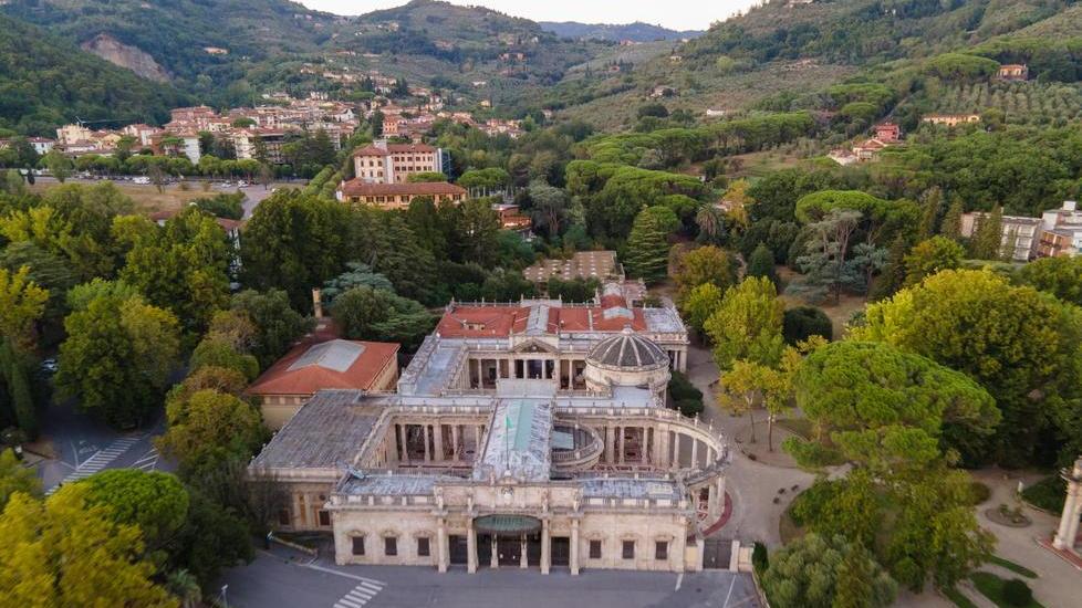 Il monumentale complesso delle Terme Tettuccio, lo stabilimento simbolo di Montecatini, in una bella immagine dall’alto scattata con il drone