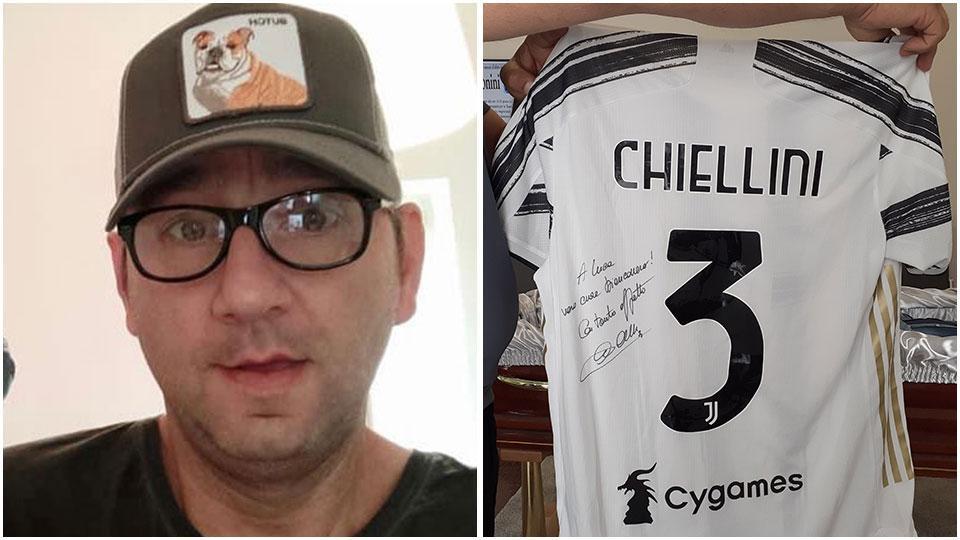 Luca Simonini e la maglia con dedica di Chiellini